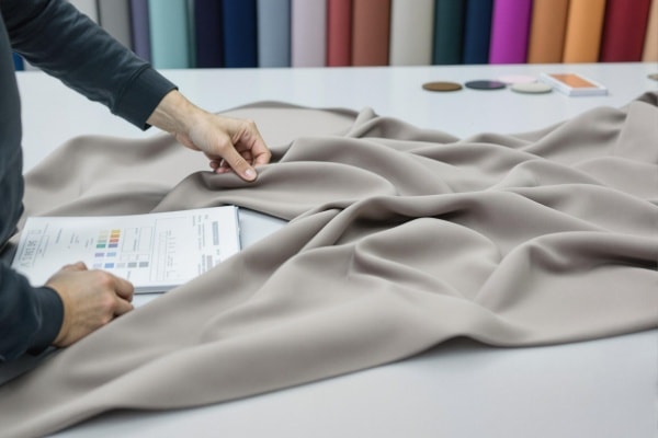 Manuelle Prüfung eines elastischen Shapewear-Materials